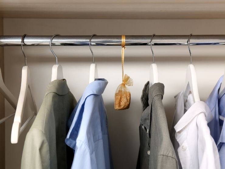 armadio in ordine con profumatore