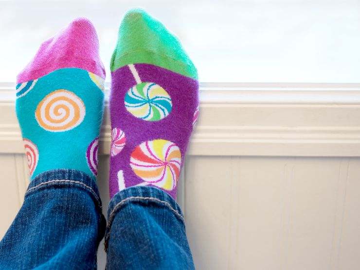 piedi che indossano calzini spaiati