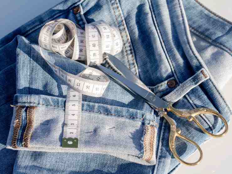 jeans, forbici e metro da sarta