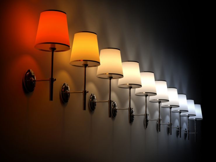 serie di lampade al muro di diverse tonalità di luce