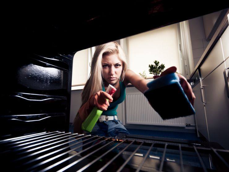 donna che pulisce il forno