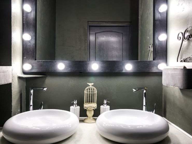 bagno moderno e scuro