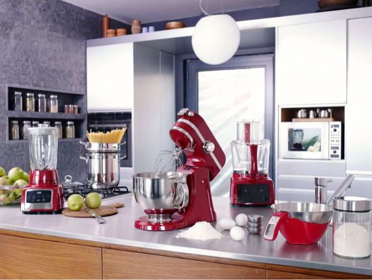 insieme di elettrodomestici in cucina