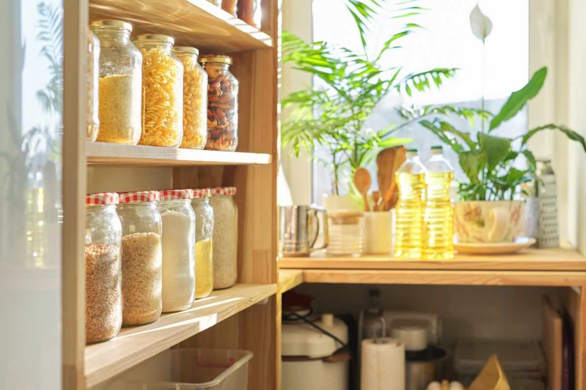 dispensa in cucina ben organizzata