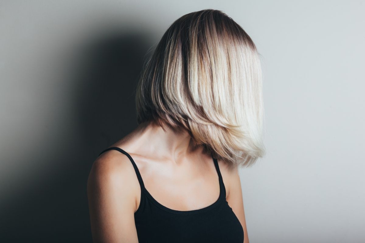 donna con capelli a caschetto