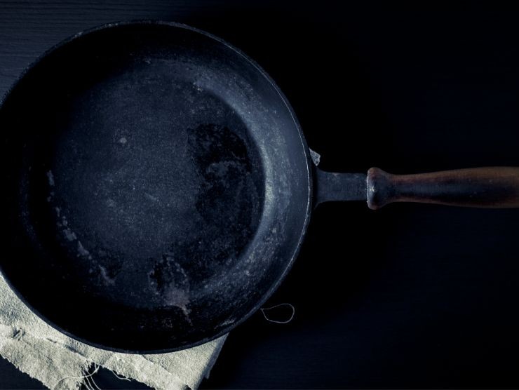 padella nera in ghisa