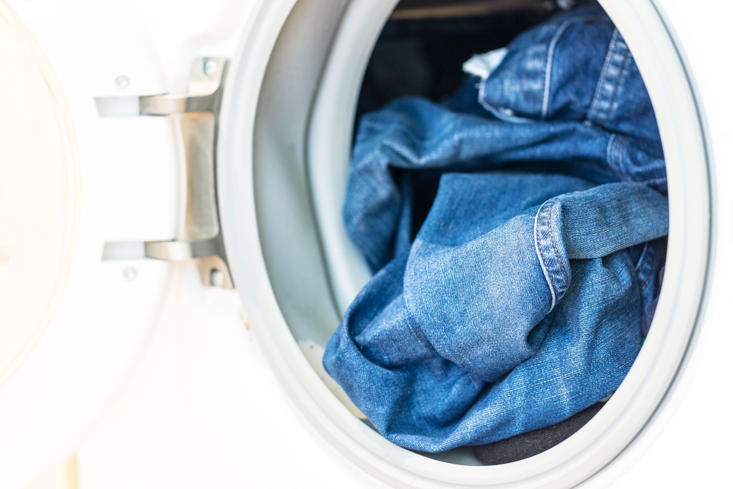 Pulisci la lavatrice per jeans