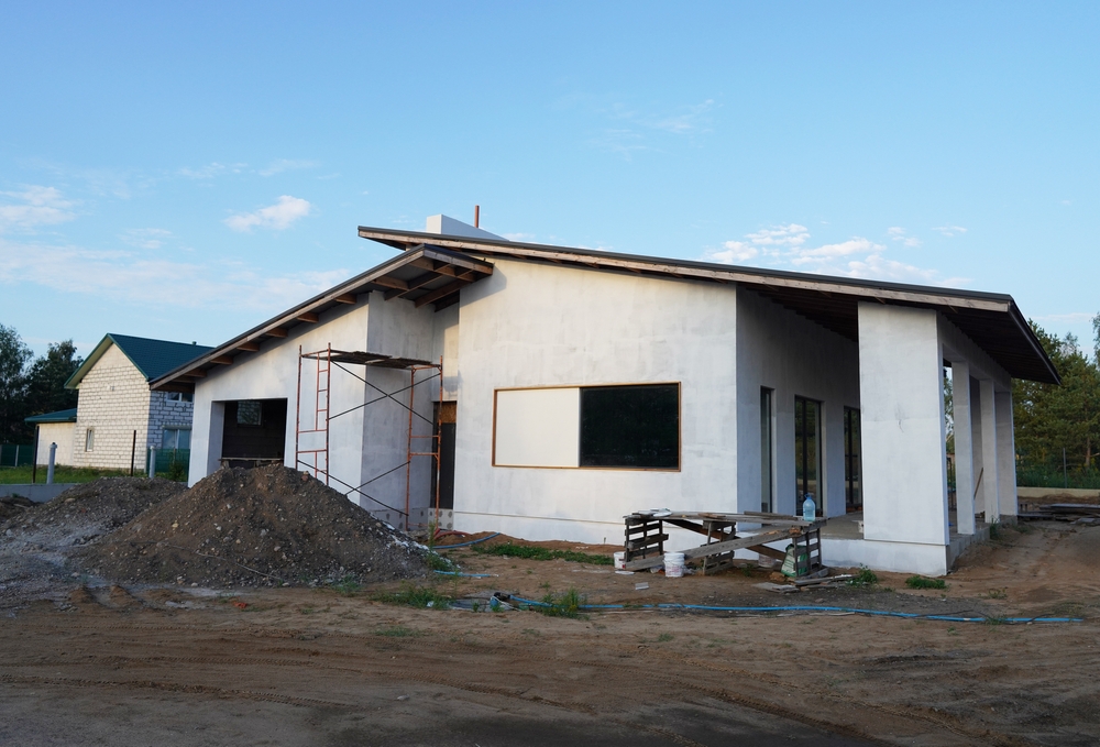 Costruzione grigia dalla casa