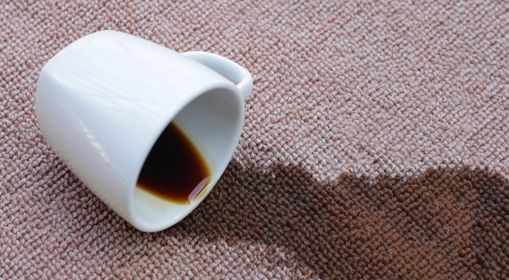 Una tazza di caffè è stata versata sul tappeto