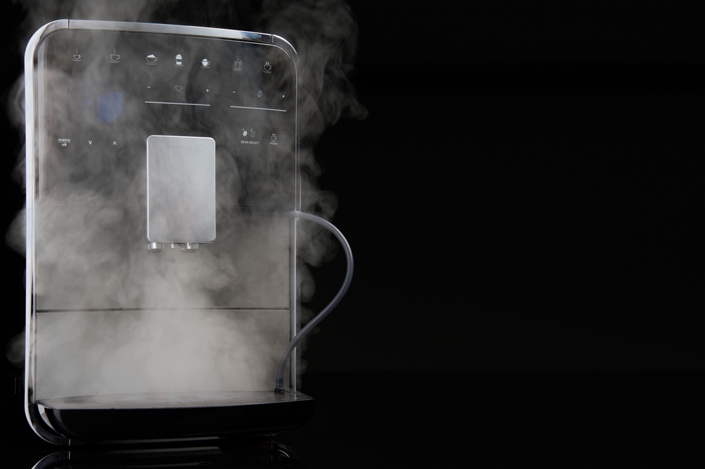 Dispositivo di caffè al vapore su uno sfondo nero