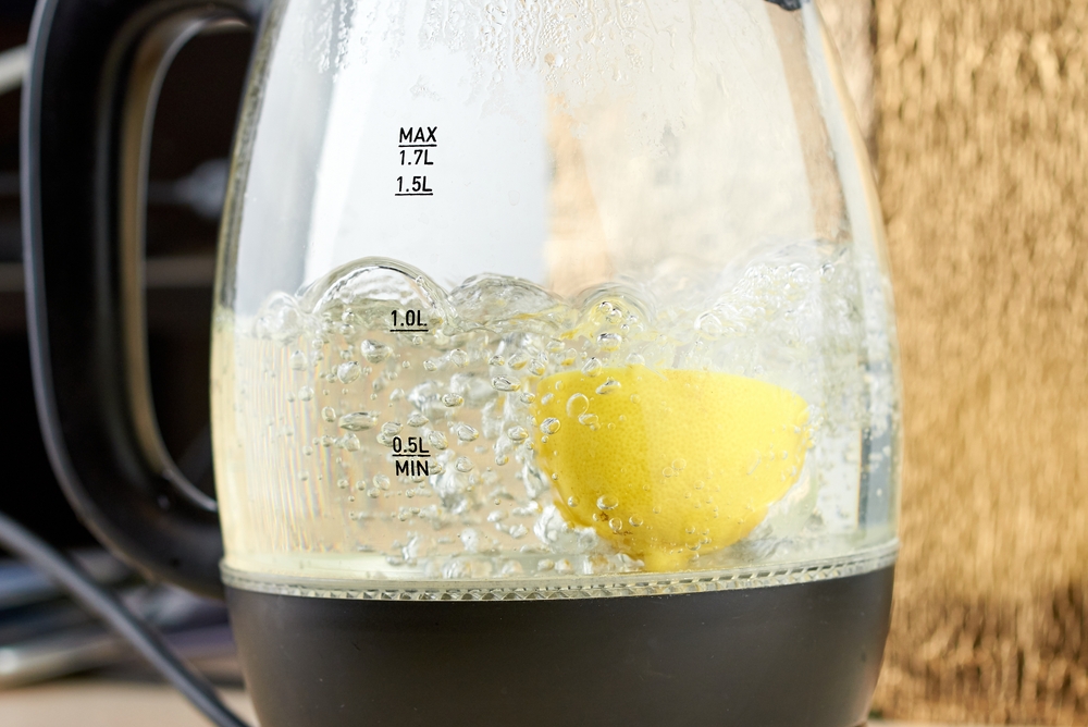 Limoni bollenti in bollitori elettrici contro depositi di calcare.