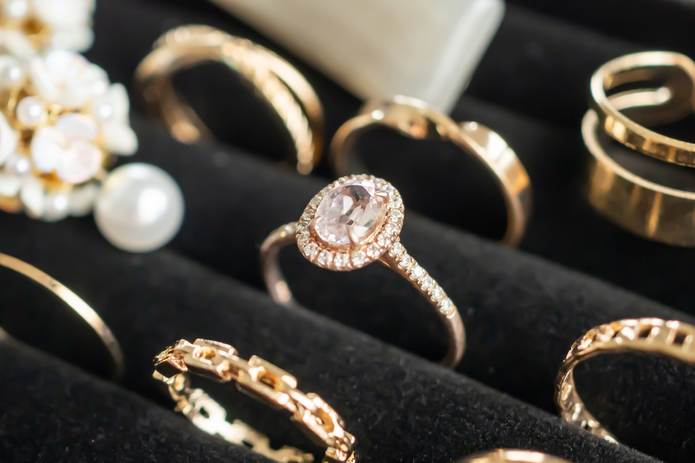 Anello d'oro in una scatola di gioielli