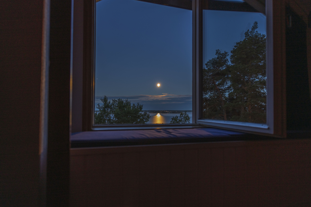 Una finestra con splendide viste notturne