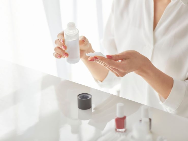 donna che usa acetone per togliere lo smalto dalle unghie