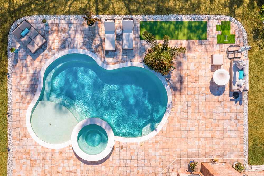 Vista della casa da sopra la piscina del giardino
