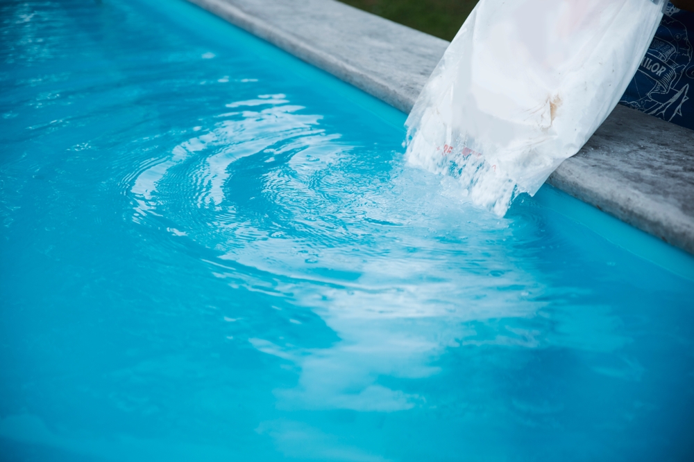 Il cloro può essere versato in acqua dalla piscina