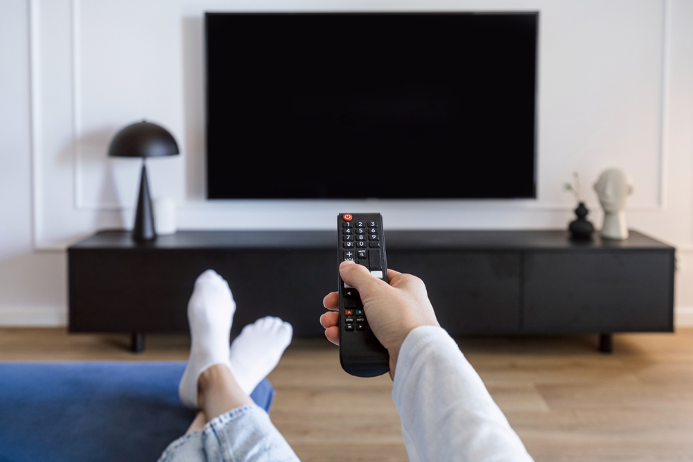 TV femminile dal vivo con telecomando