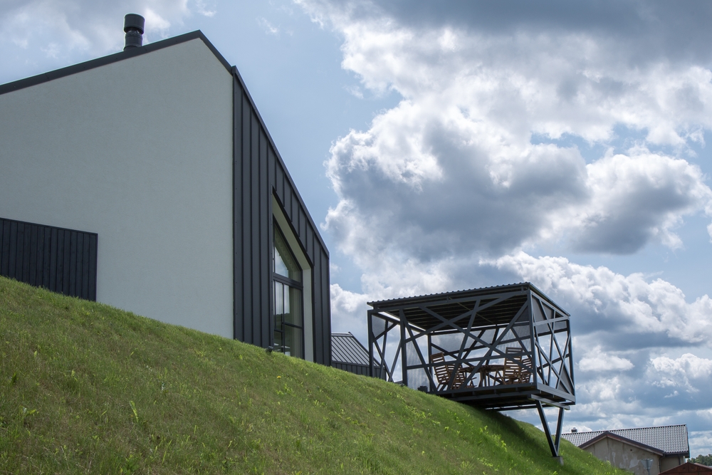 Casa moderna sulle piste di una collina verde con terrazza