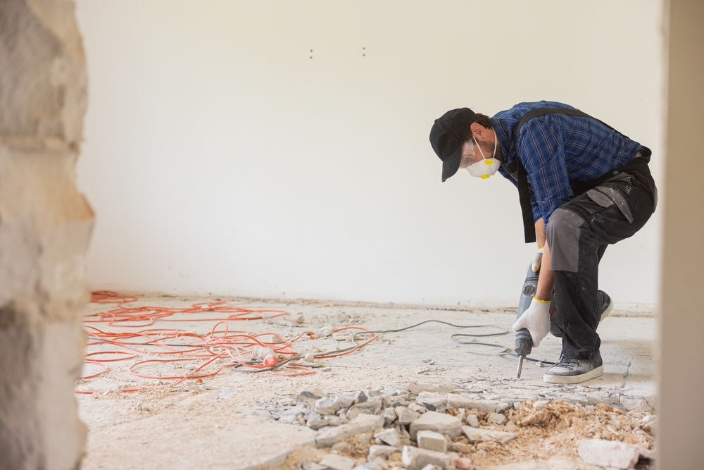 Gli appartamenti di ristrutturazione dei lavoratori lavorano sui pavimenti