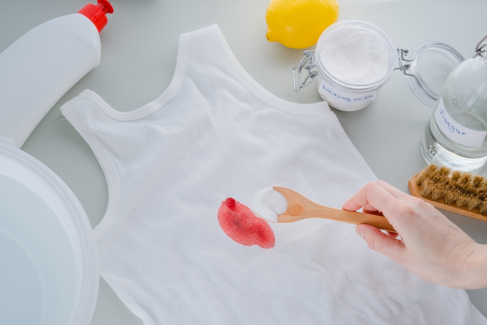 Colorazione del sangue di camicia bianca pulizia della casa limone bicarbonato domestico 