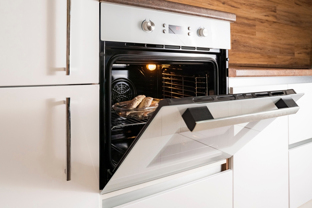 Forno elettrico con porta aperta incorporata