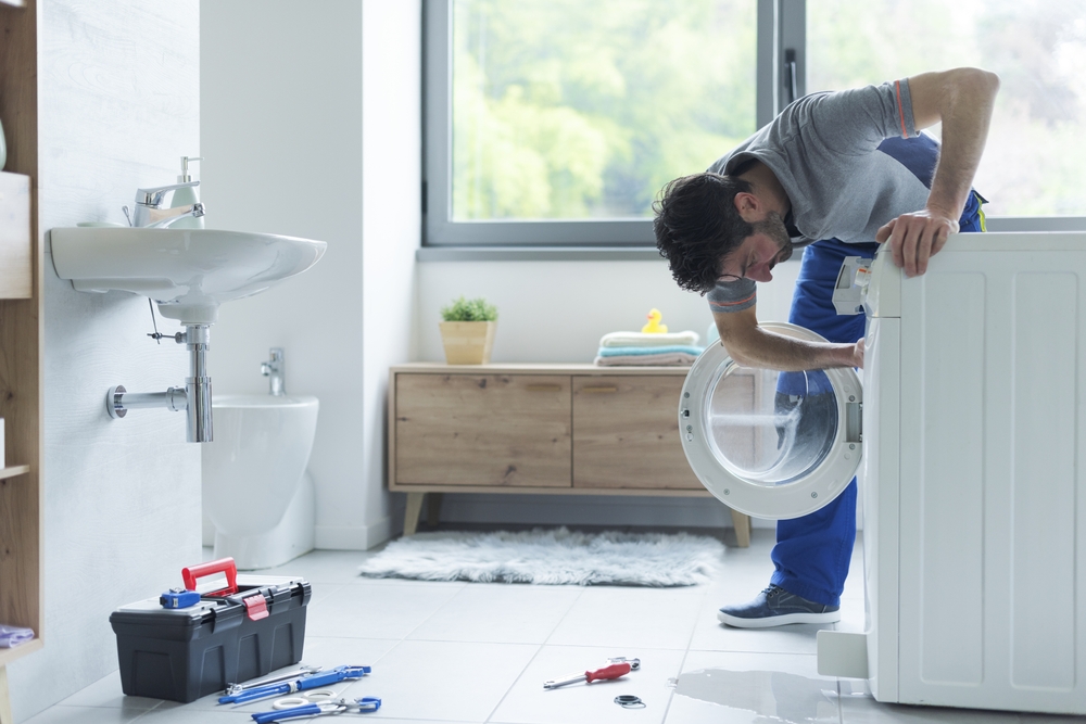 L'installatore controlla la lavatrice