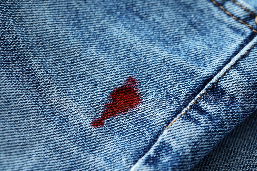 Colorazione del sangue rosso per una coppia di soluzioni per la pulizia dei jeans 
