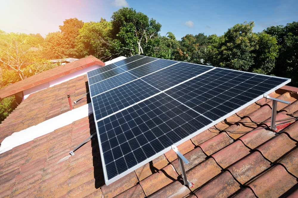 Pannelli solari sulla griglia sopra la casa per l'elettricità