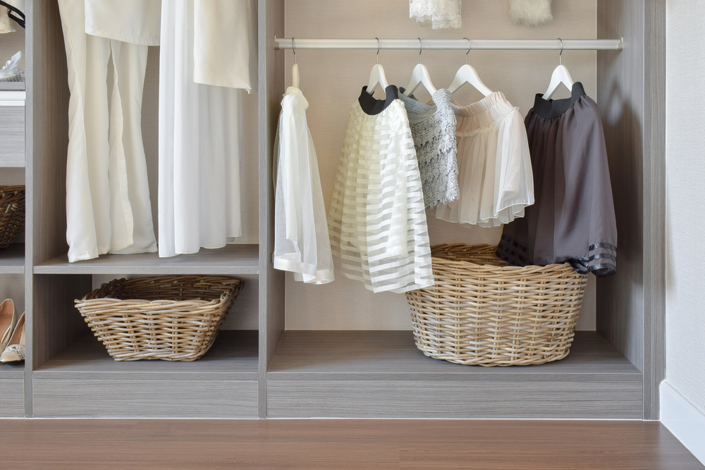 Metti i vestiti nell'armadio sopra il gancio e l'acne vuota per vestiti testati o piatti non pagati