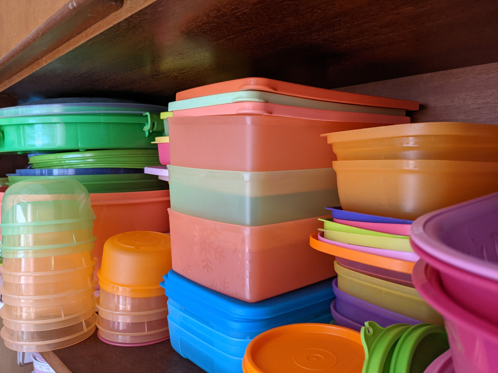 Mobili da cucina interni con molte casseruole posizionate l'una sopra l'altra