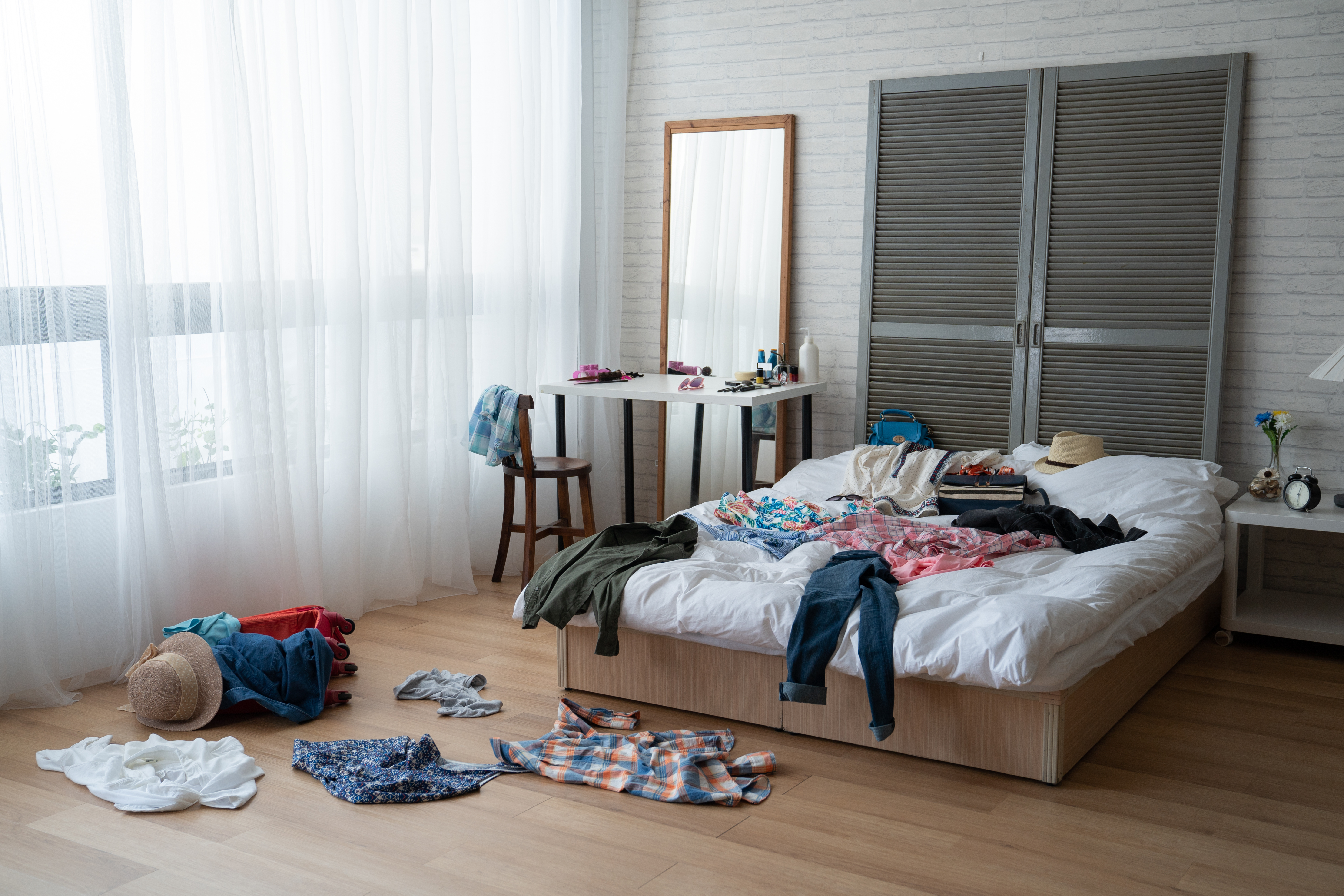 Camera da letto svedese vestita sul letto e sul pavimento
