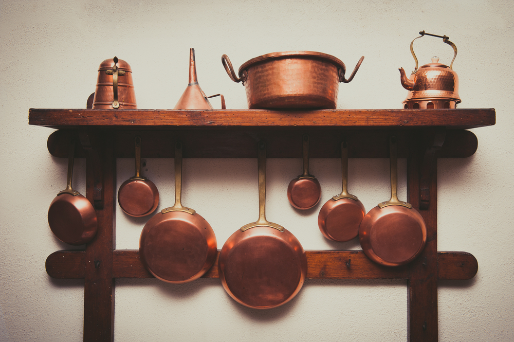 Contenitori di rame per la decorazione della cucina
