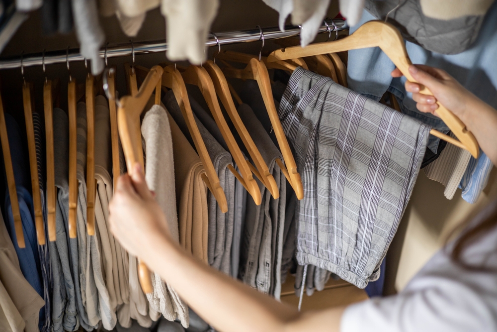 Coppia di pantaloni su ganci e organizzazione del gabinetto