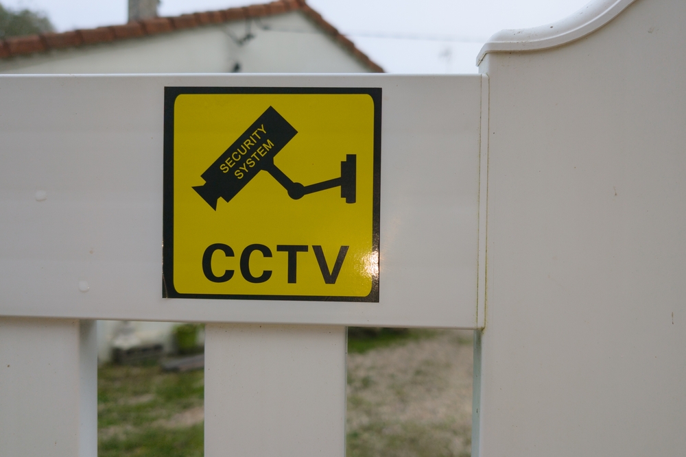 Documento richiesto Montaggio di montaggio della telecamera Segno di avviso della telecamera e gestire la fotocamera montata su una recinzione per cortile