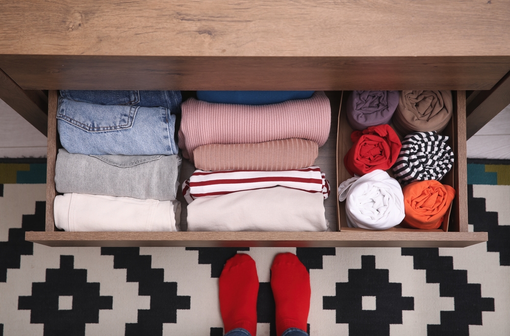 Cassetti organizzati per vestiti piegati verticalmente con metodo giapponese di imballaggio Konmari